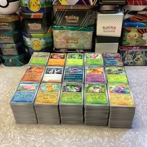 600 Assorted Pokemon Scarlet & Violet Trading Cards w/ 100 Holo/Reverse Holo